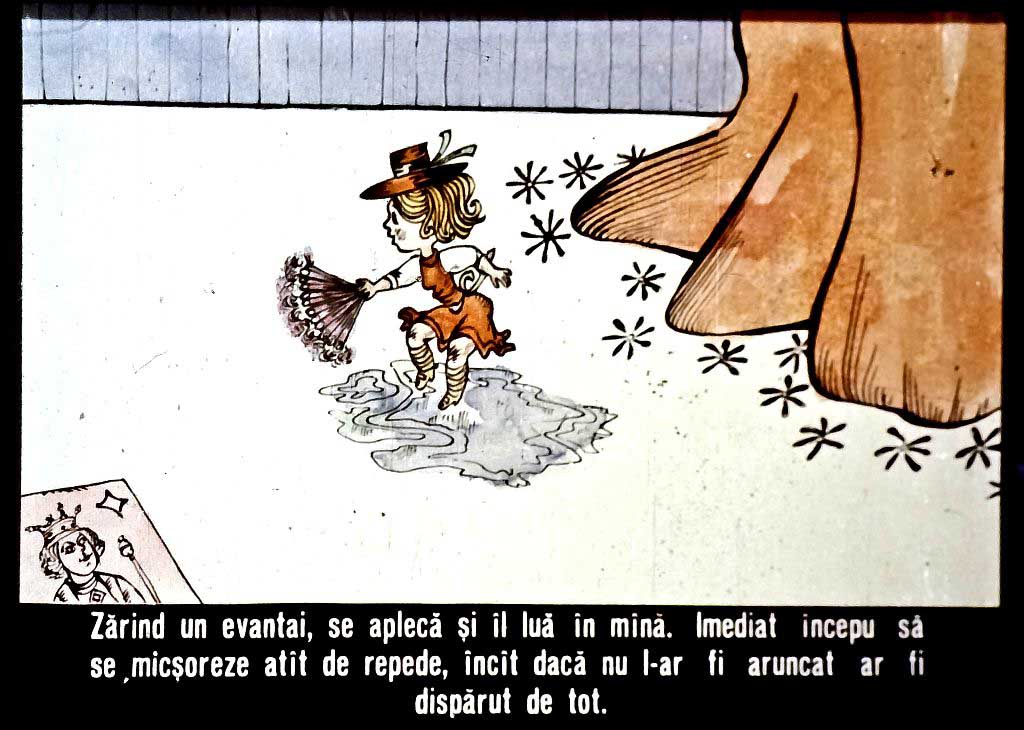 Ilustrație cu o fetiță care ține un evantai, înconjurată de flori și arbore, instalația fiind plină de detalii colorate.