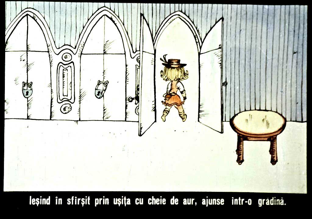 Ilustrație a unei fetițe care iese printr-o ușă în formă de arc, merind spre o grădină.