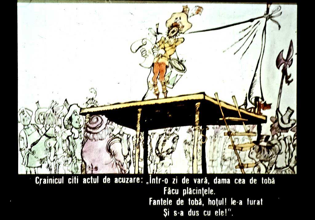 Ilustrație colorată cu un personaj pe o platformă citind un act de acuzare, înconjurat de o mulțime care ascultă.