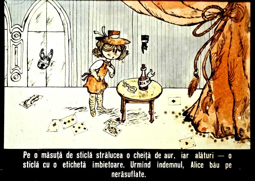Ilustrație cu o măsuță de sticlă, o sticlă cu etichetă și o fetiță cu pălărie, în stil de poveste.
