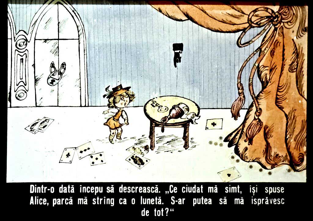 Ilustrare a unei scene cu un personaj numit Alice care observă o schimbare în dimensiunile ei.