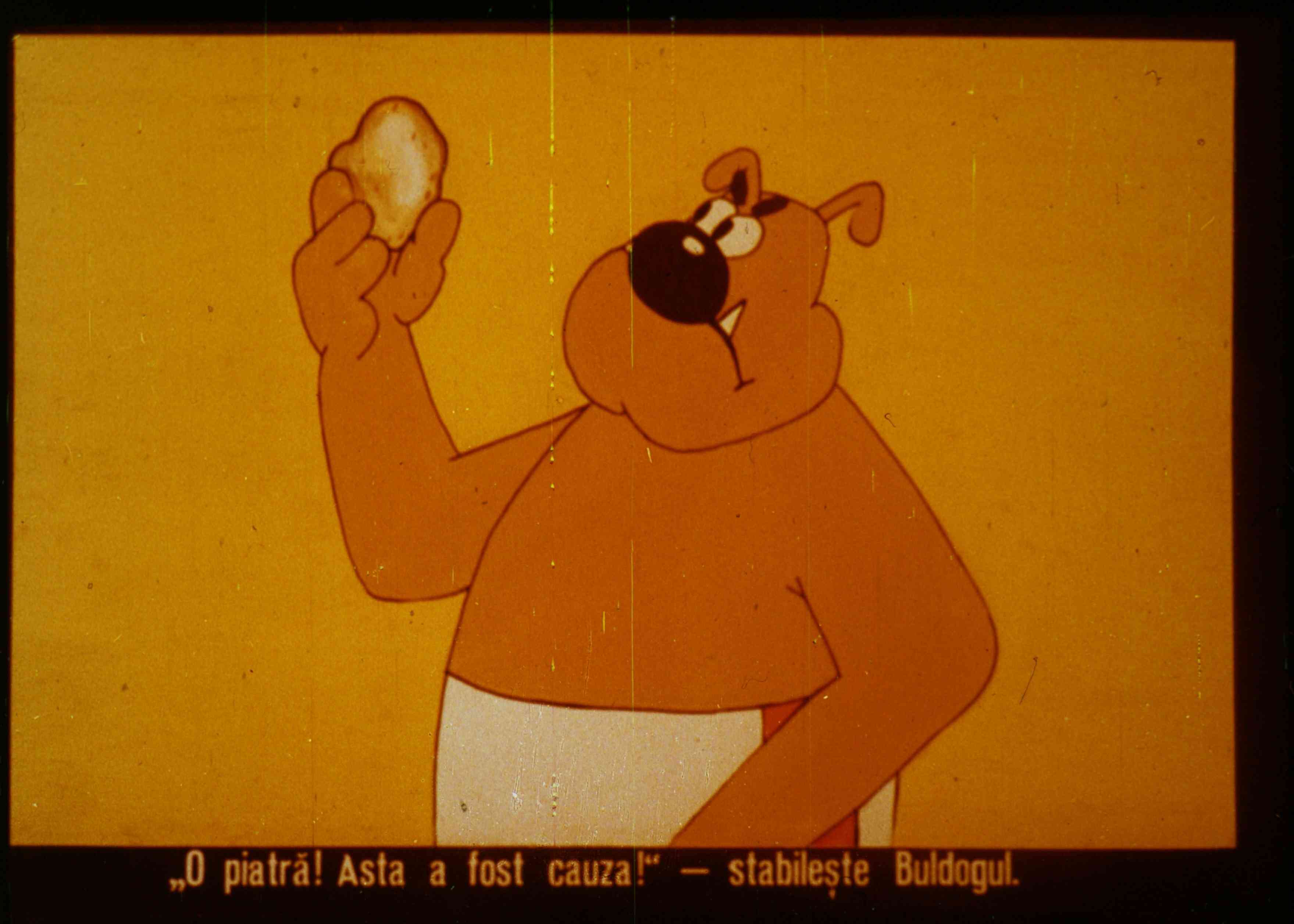 Un personaj animat ținând în mână un obiect rotund pe un fundal galben.