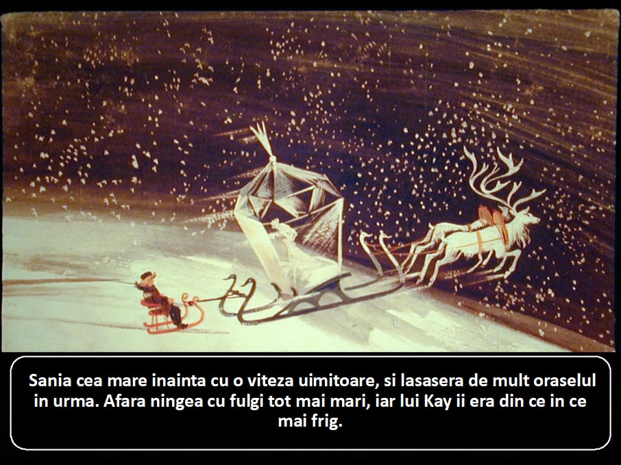 O sanie mare trage o ren, in timp ce un copil se afla pe o sanie mai mica, pe o fundal cu zapada care tanjeste, sugerand o atmosfera de iarna.