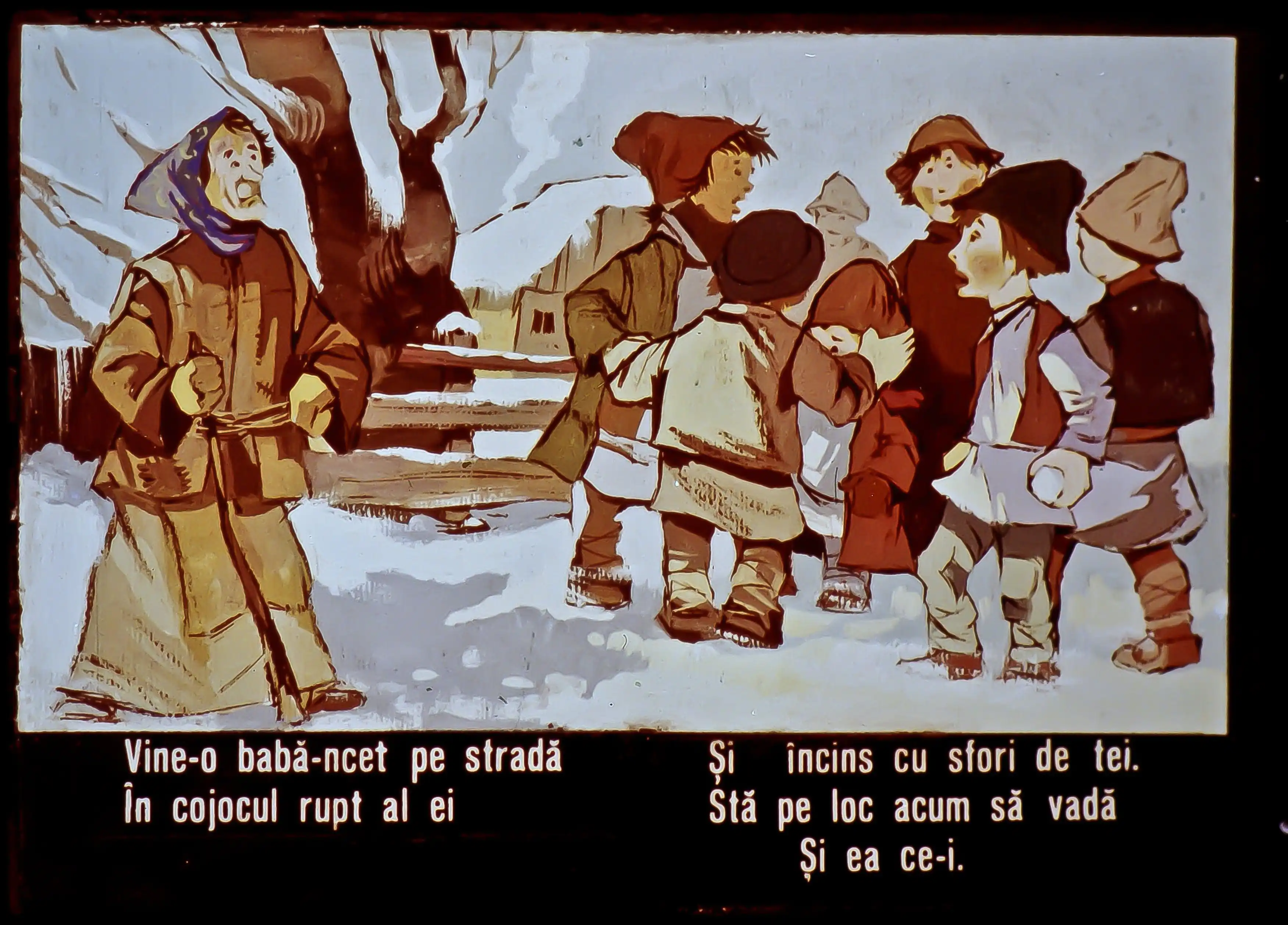 Imagine cu un grup de copii și o bătrână pe o stradă acoperită cu zăpadă, înconjurați de copaci și case.