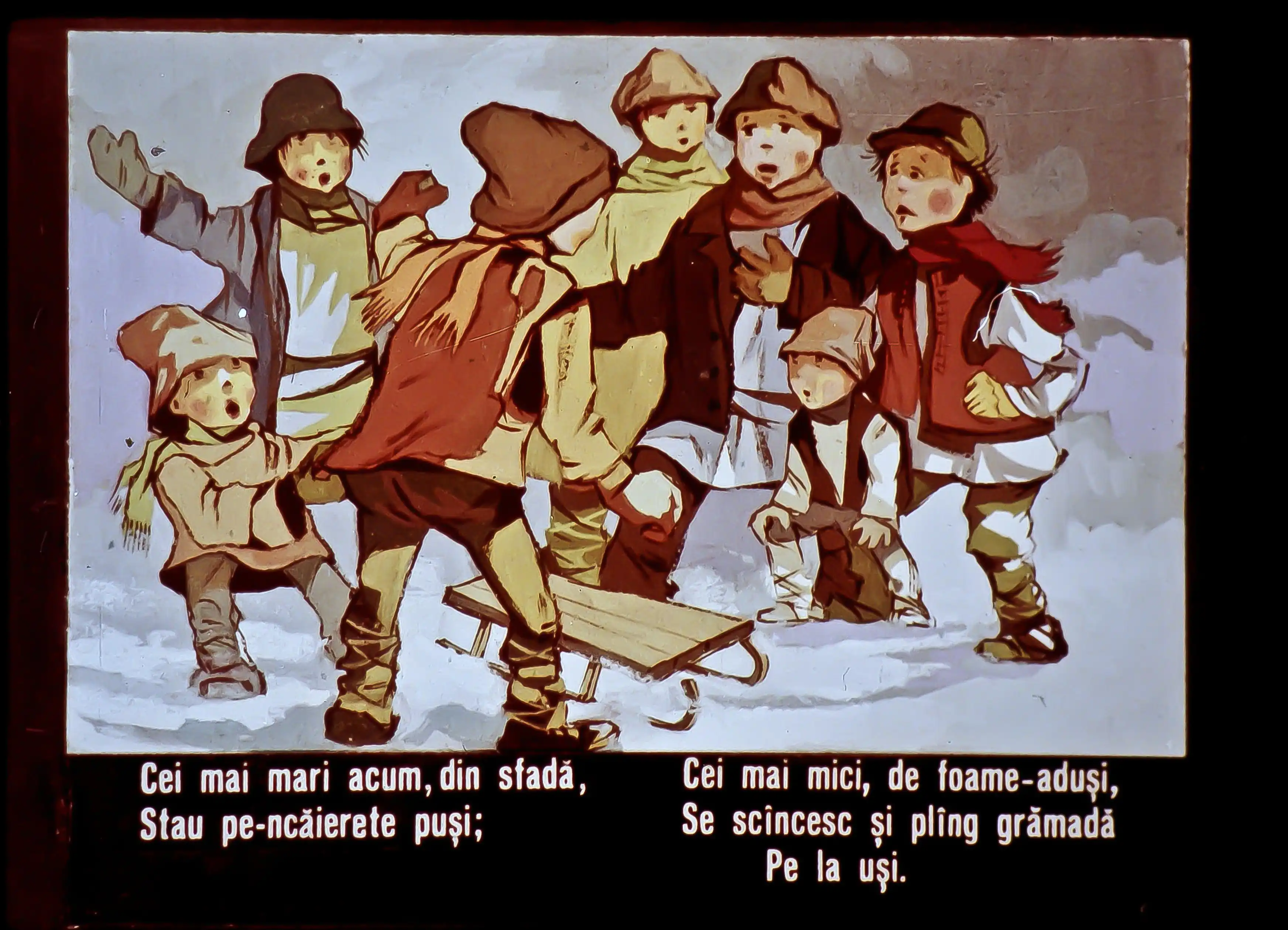 Poza ilustrează un grup de copii în timpul iernii, unii jucându-se, iar alții părând supărați sau înfometați.
