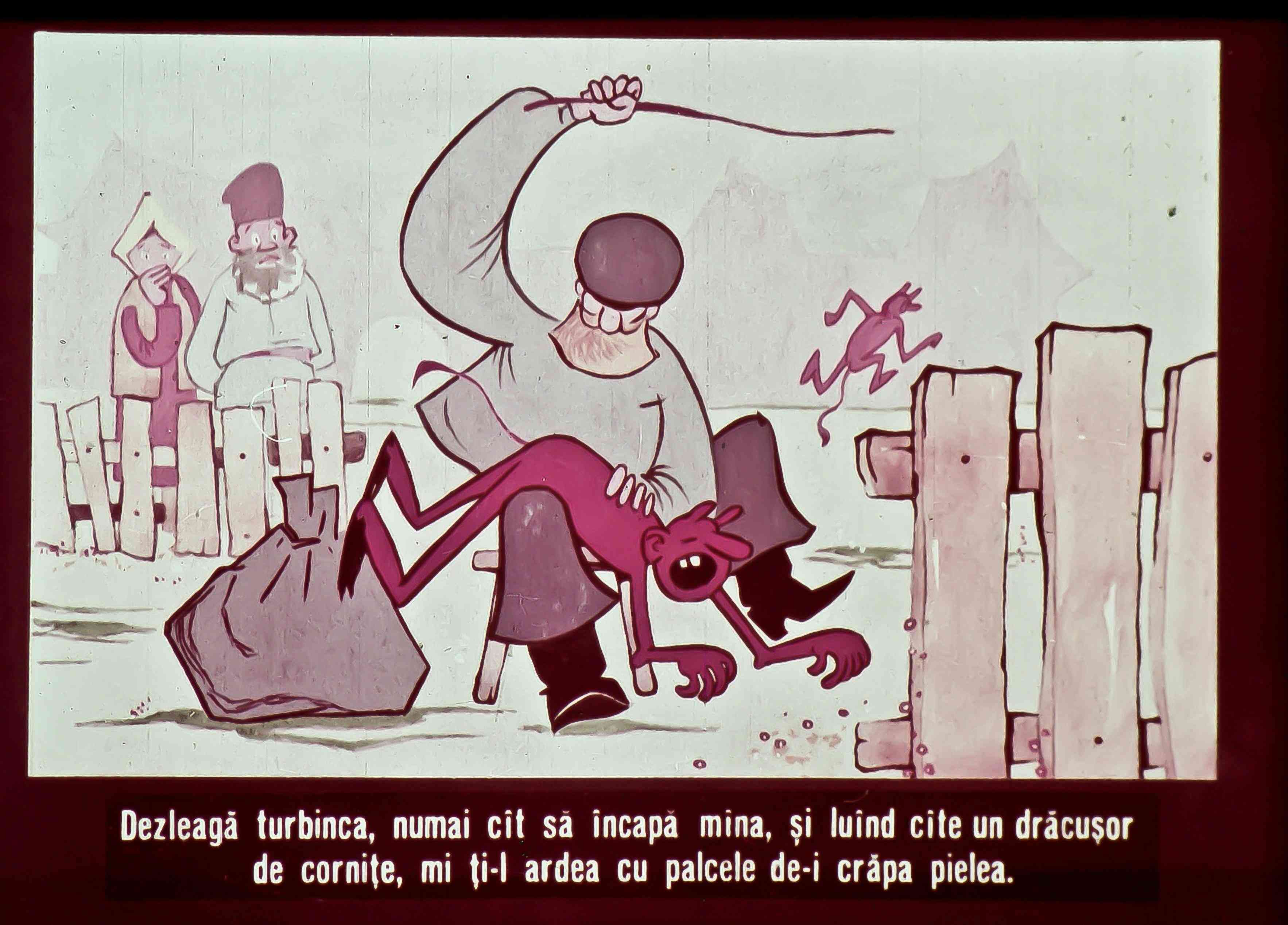 Ilustrație animată cu un personaj care dezleagă o turbincă, capturând un drăcușor, într-un peisaj rural.