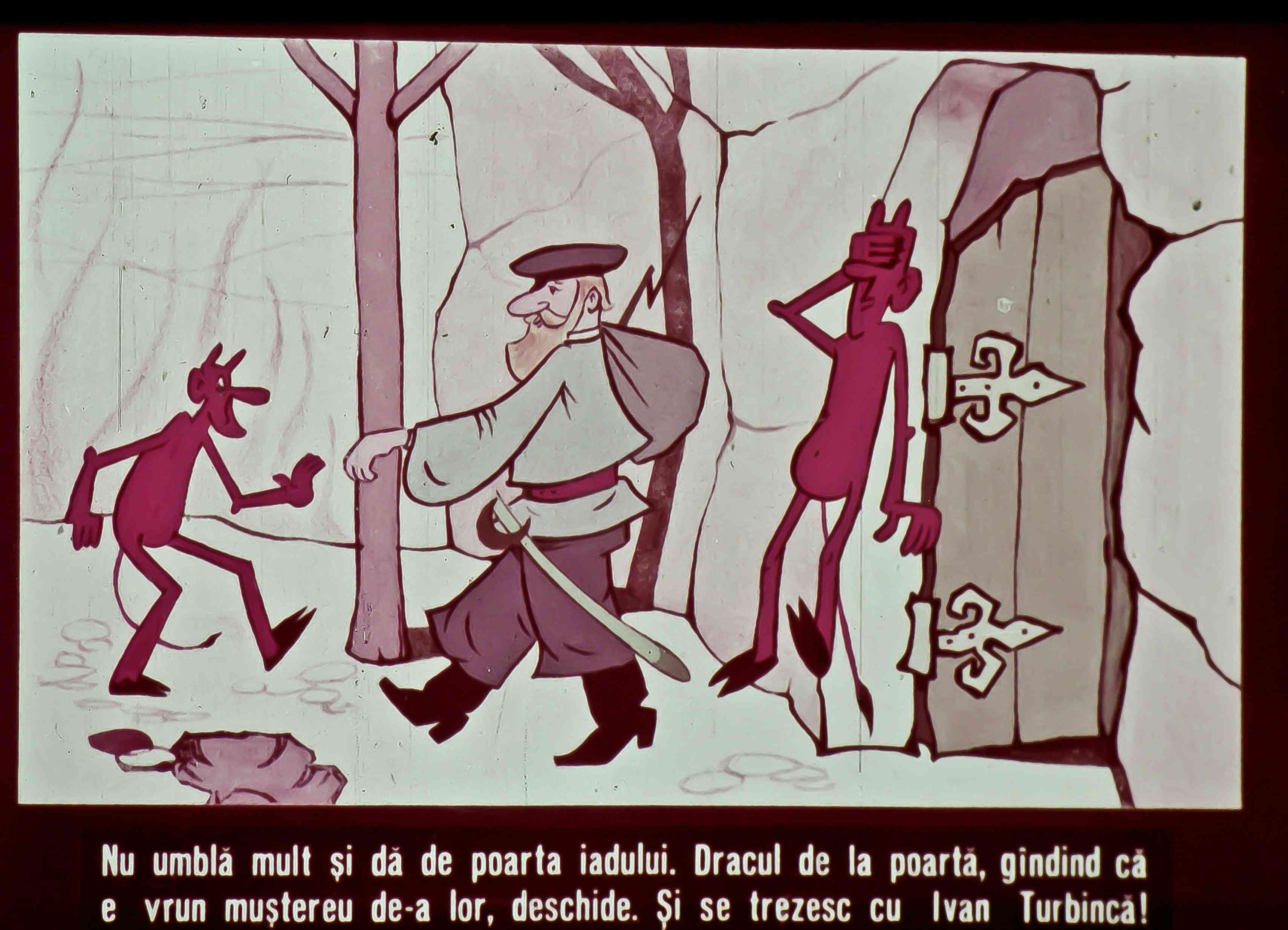 Imagine animată cu un personaj masculin în fața unei porți, cu două figuri fanteziste, una roșie și alta neagră, în fundal forestier.