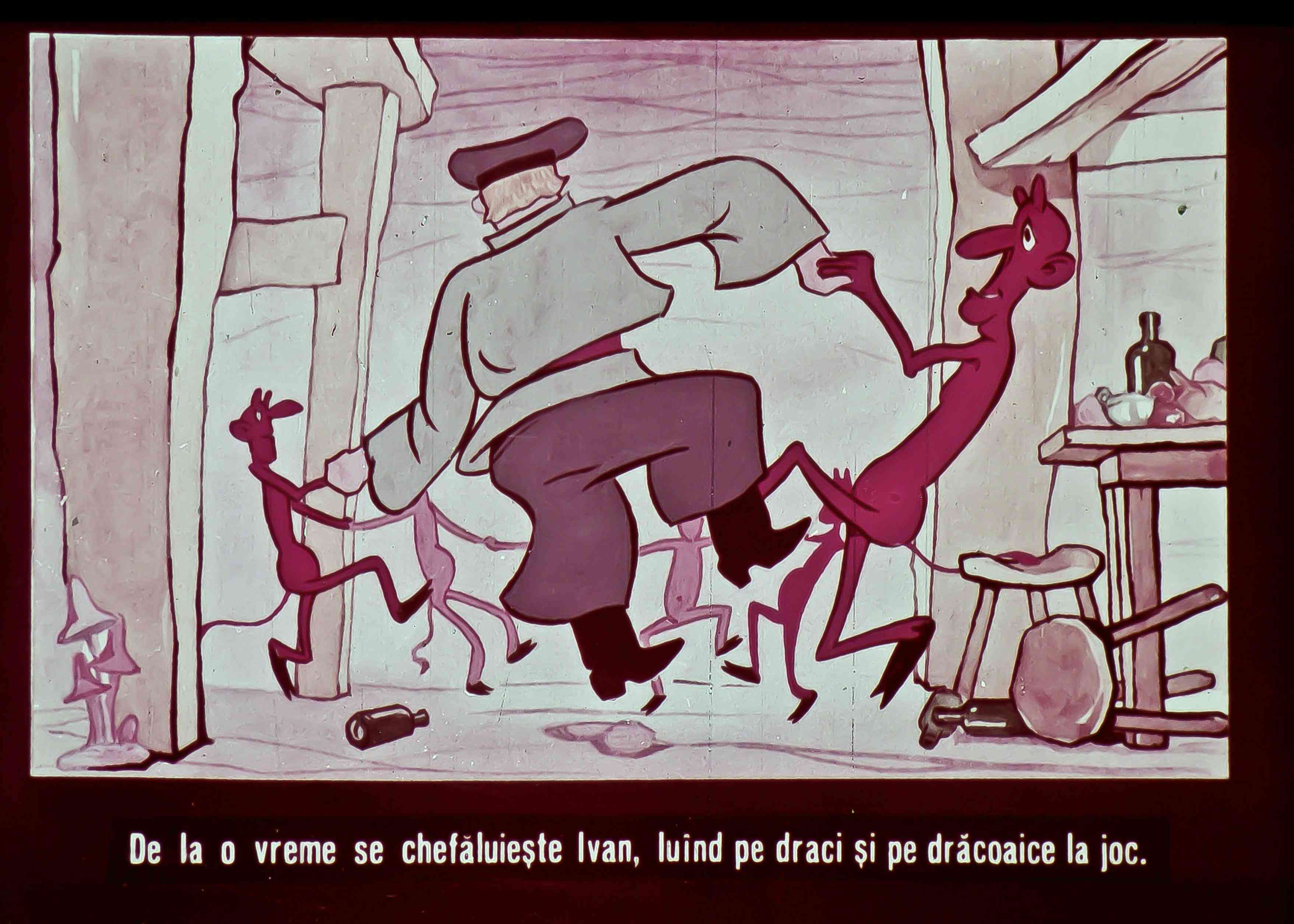 Ilustrație animată cu personaje fanteziste care dansează într-o încăpere rustică.