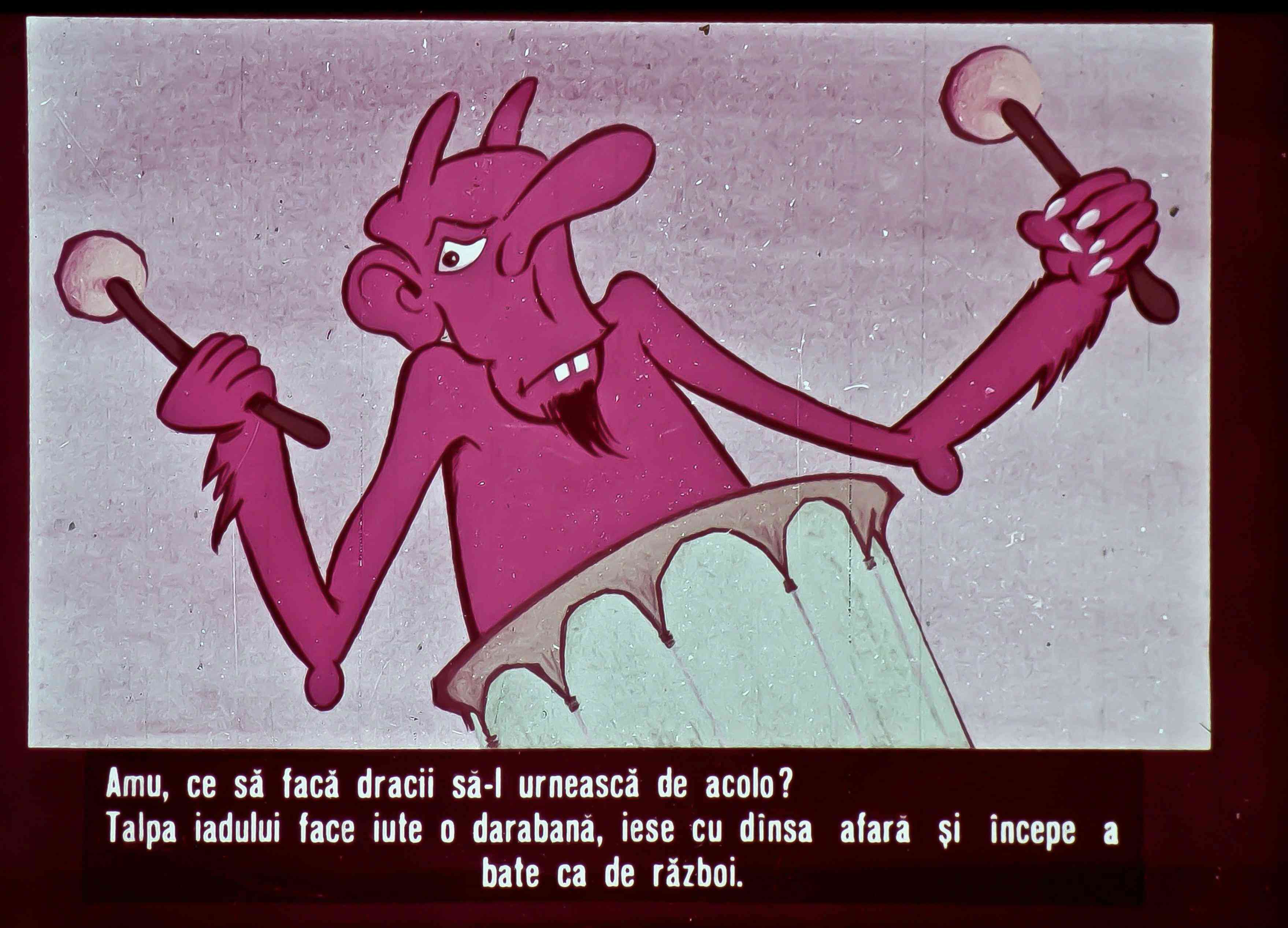 Ilustrație animată cu un personaj roșu care bate la un instrument de percuție, având un discurs despre draci.