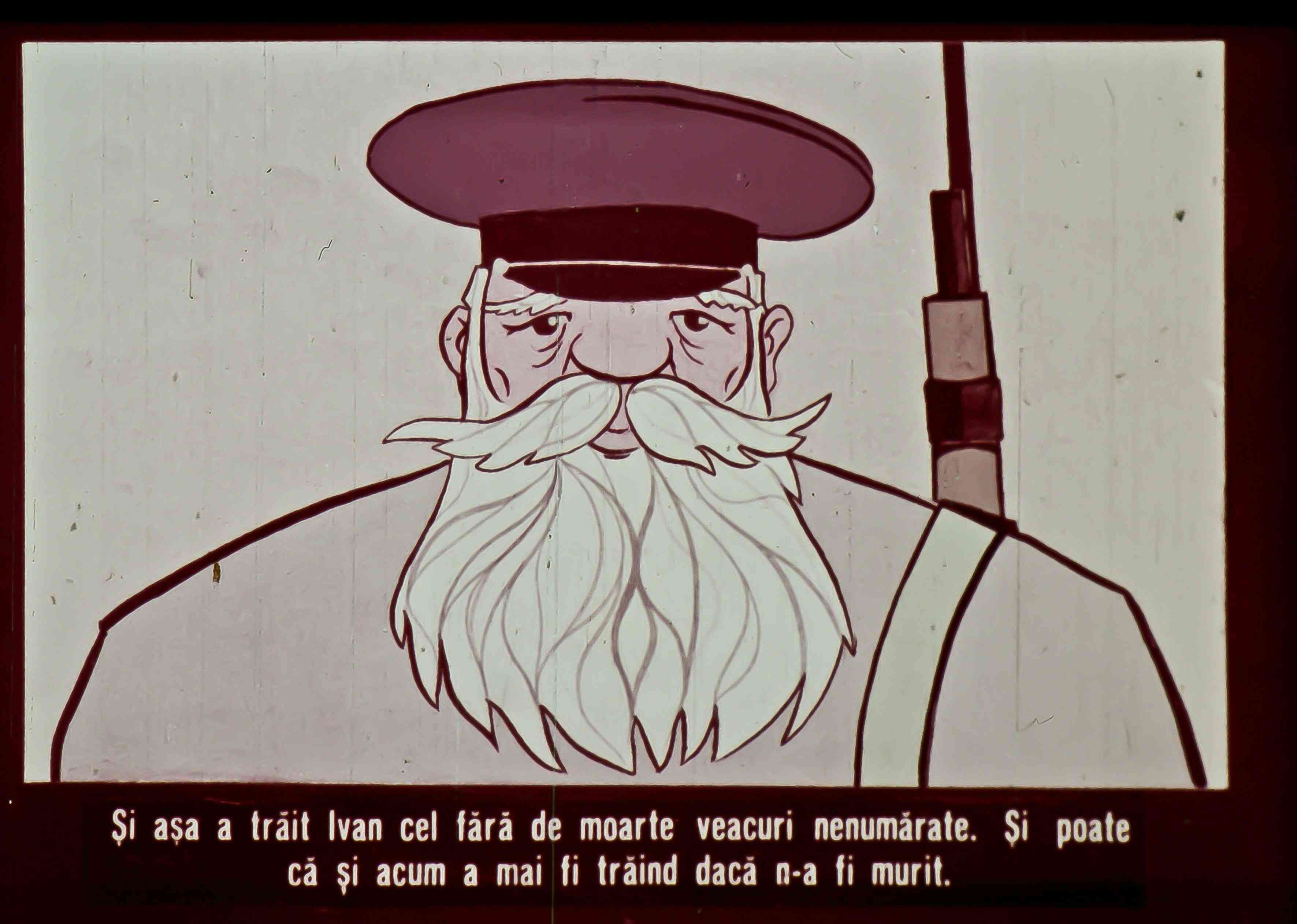 Imagine animată cu un bărbat bătrân, cu mustață și barbă, purtând o uniformă, care transmite o poveste despre un personaj legendar.