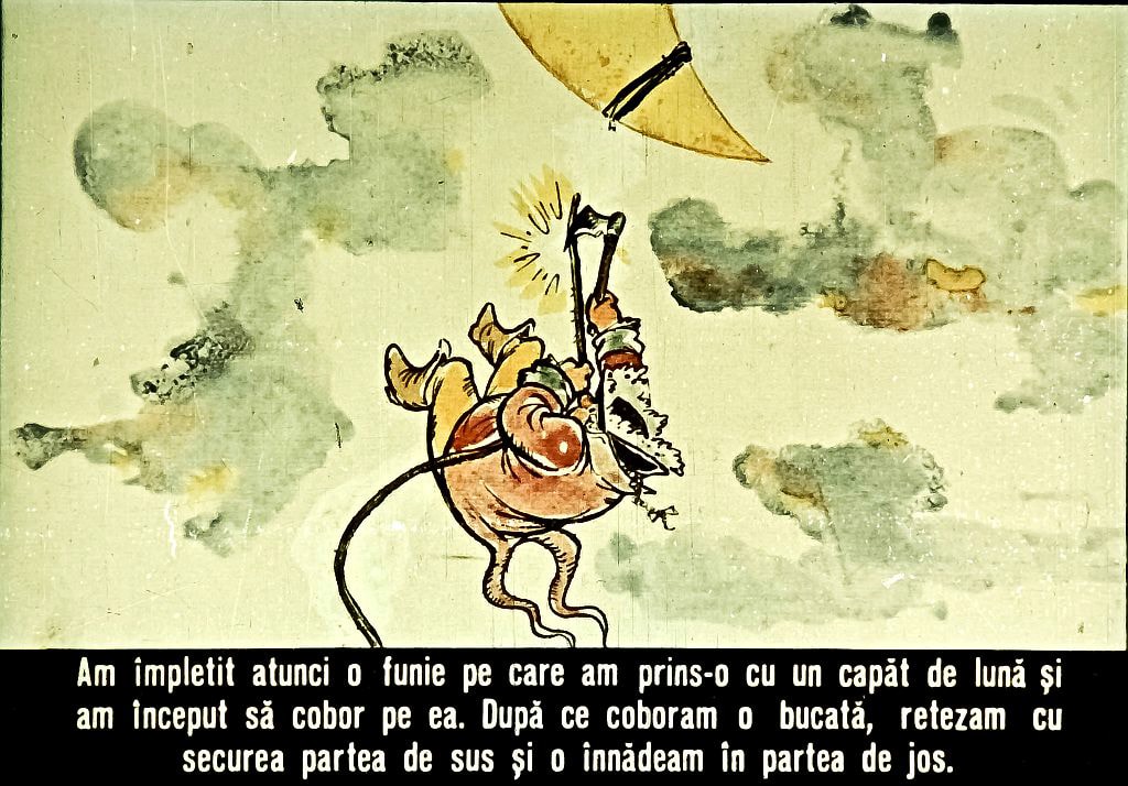 Ilustrație cu un caracter desenat care ține o funie legată de o luna, coborând cu ea, pe un fundal de nori.